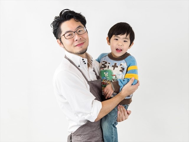 子どもを抱っこするパパ